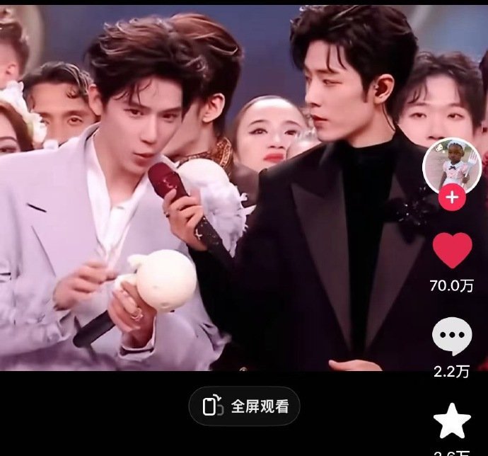 肖战跨年递话筒“哥感”的视频在抖好多高赞视频，真的好出圈！ 