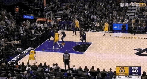 NBA联盟会一直默认给詹姆斯刷数据的吧，像这种阵地战，这么大的空位，不是让是什么