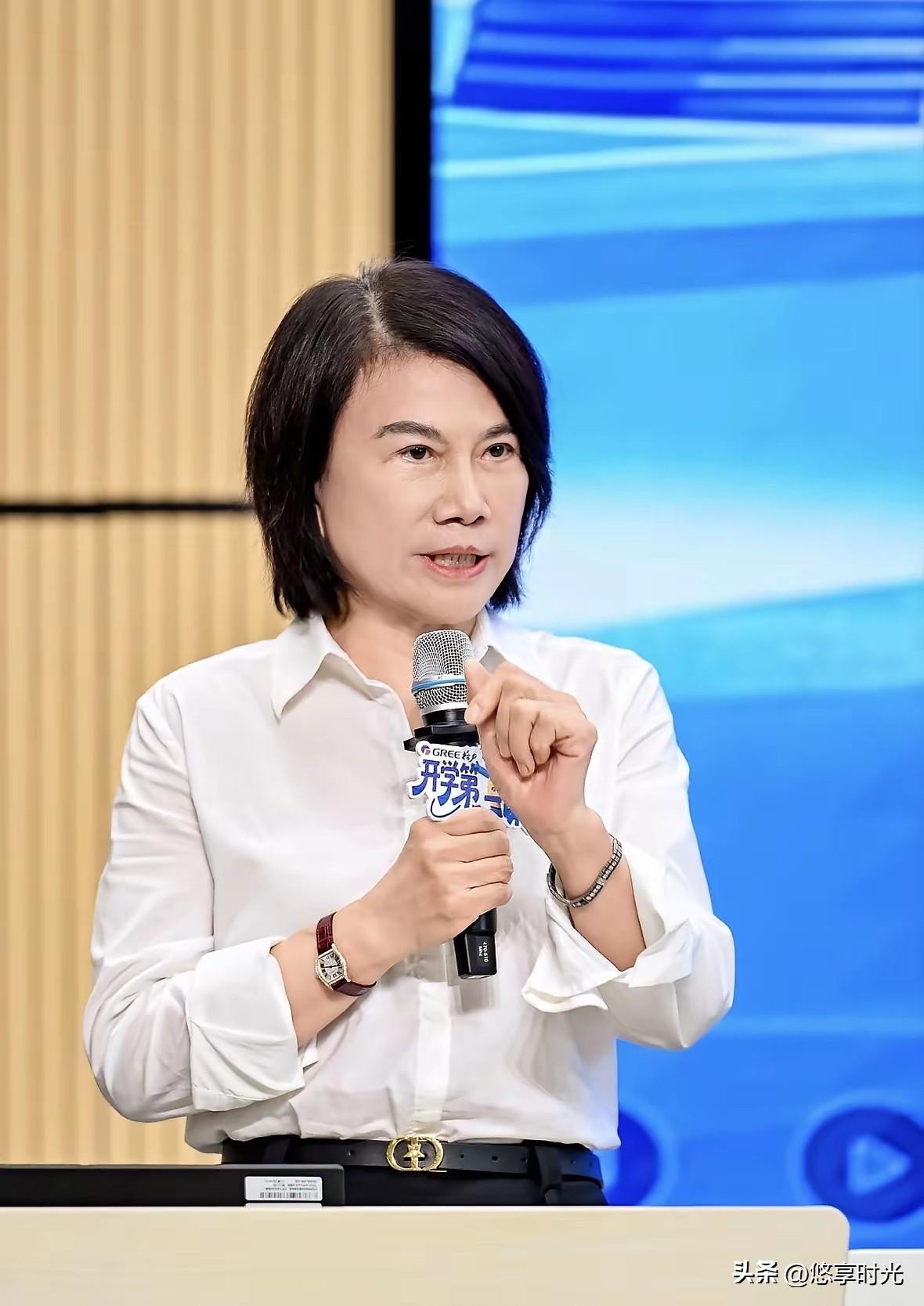 董明珠往讲台上一站，开口第一句就够狠：你们是从八千多人里挑出来的，希望你们当中能