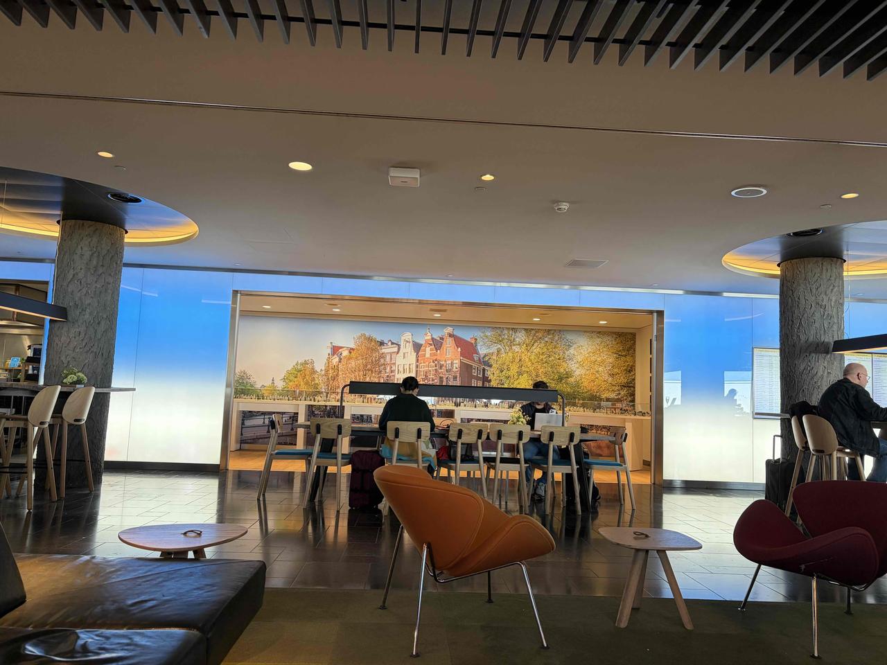 南美行结束：阿姆斯特丹转机10小时260305

在史基浦机场的荷航皇冠休息室L