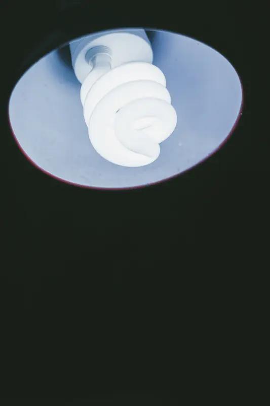 12月29日山东，女子因上午十一点开灯玩手机，婆婆发现后指责儿媳妇不该浪费电，称