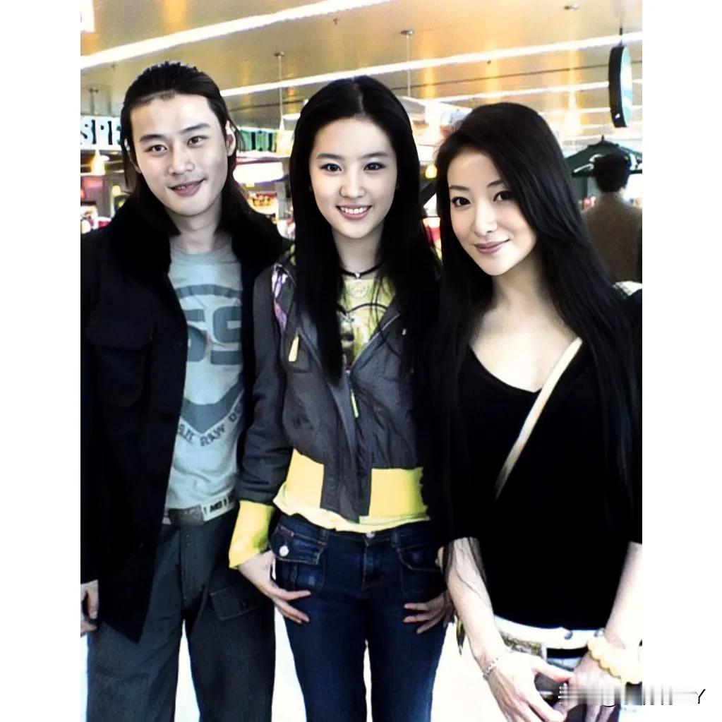 2006年，19岁的刘亦菲与陈紫函和程枫同框的合照，不愧是最美“小龙女”，真的太