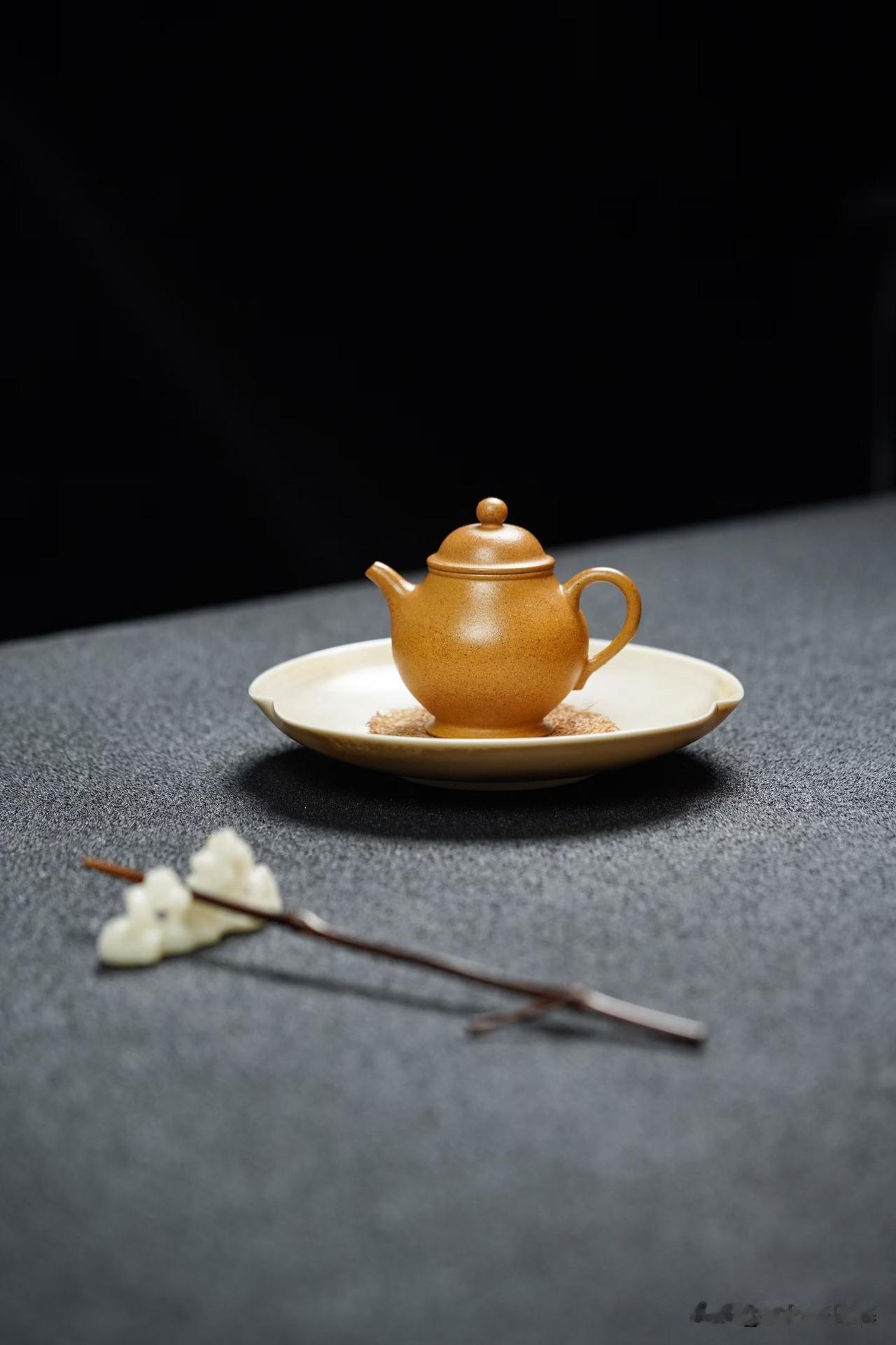 养壶不是盘串：那层包浆，真不是擦出来的
常有壶友问我：为什么我的壶养了半年，还是