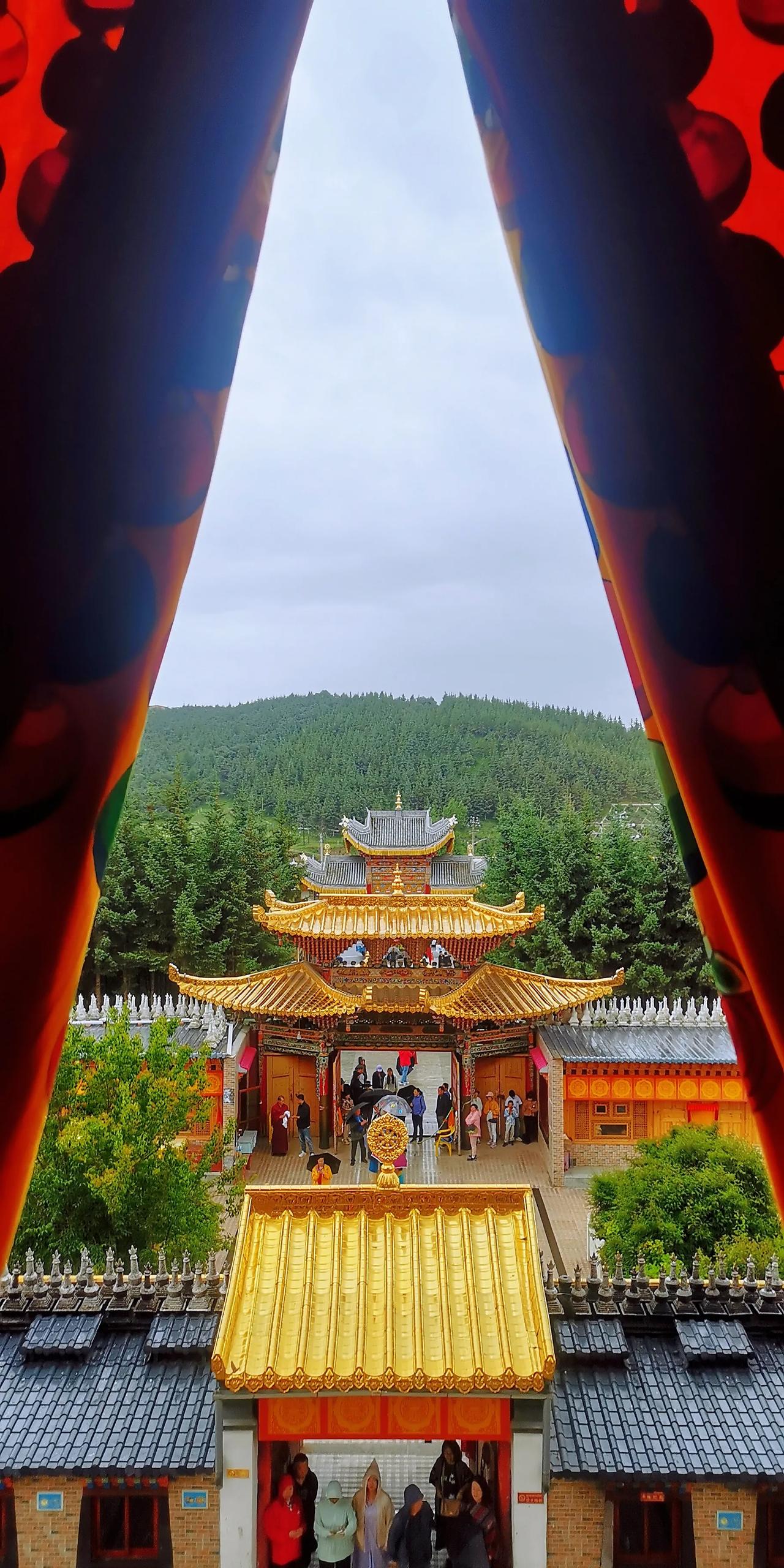 在参观这座藏传佛教寺庙的时候，突然下起了大雨，进寺庙的每一重门檐下都站满了避雨的