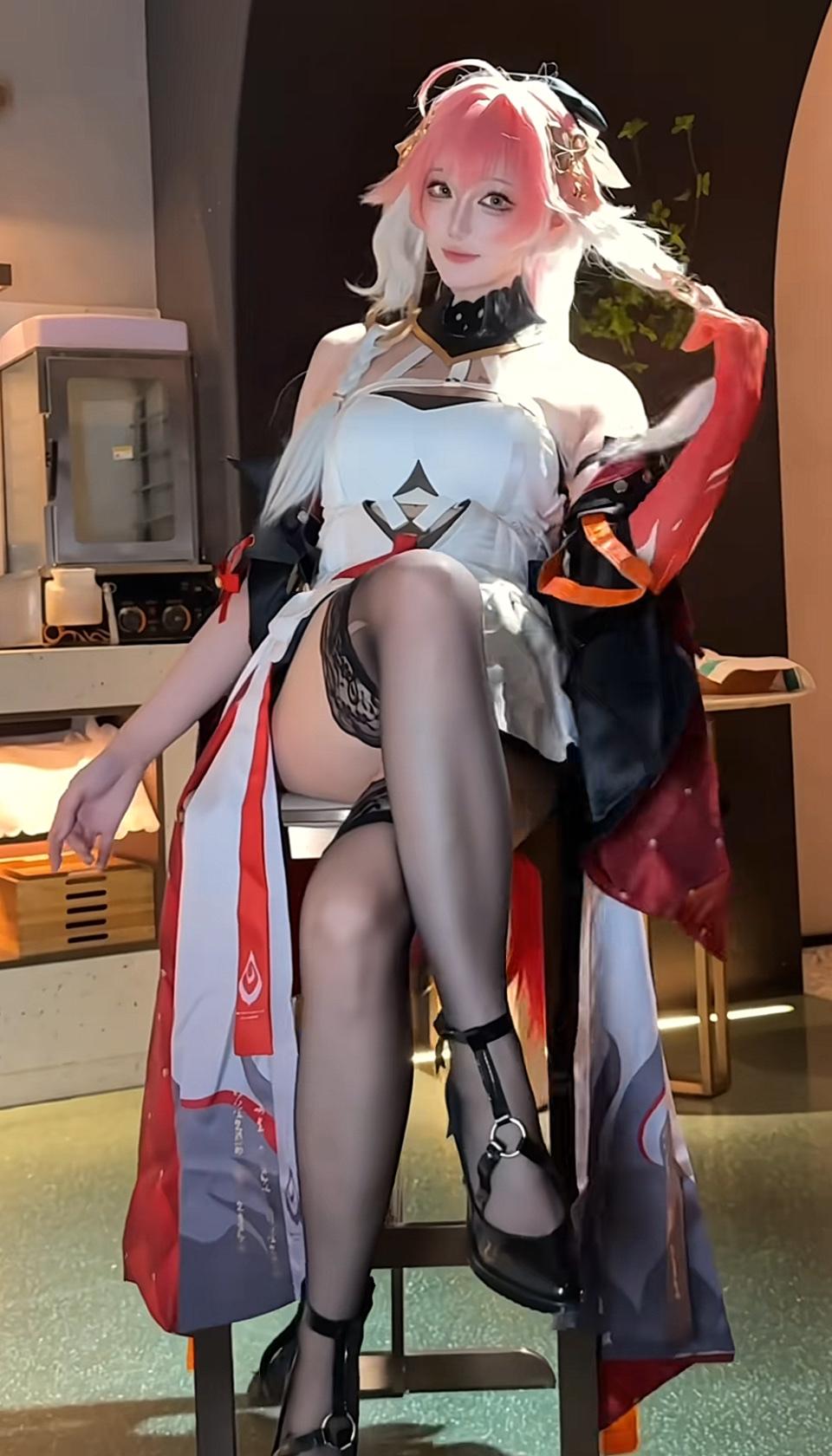 粉发裁霞，红绸曳影，从游戏次元走出的惊艳，是独属于椒丘的飒然风情