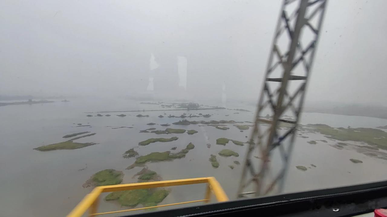 汉江在此处，河床宽大，水势浩渺