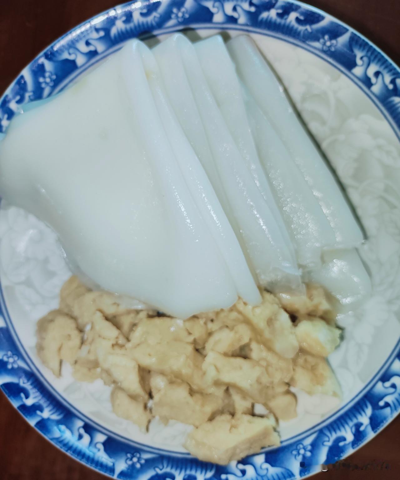 夏日炎炎，我就喜欢吃一口清爽开胃的凉皮，
在外面买的凉皮虽然省事，
总感觉不如自