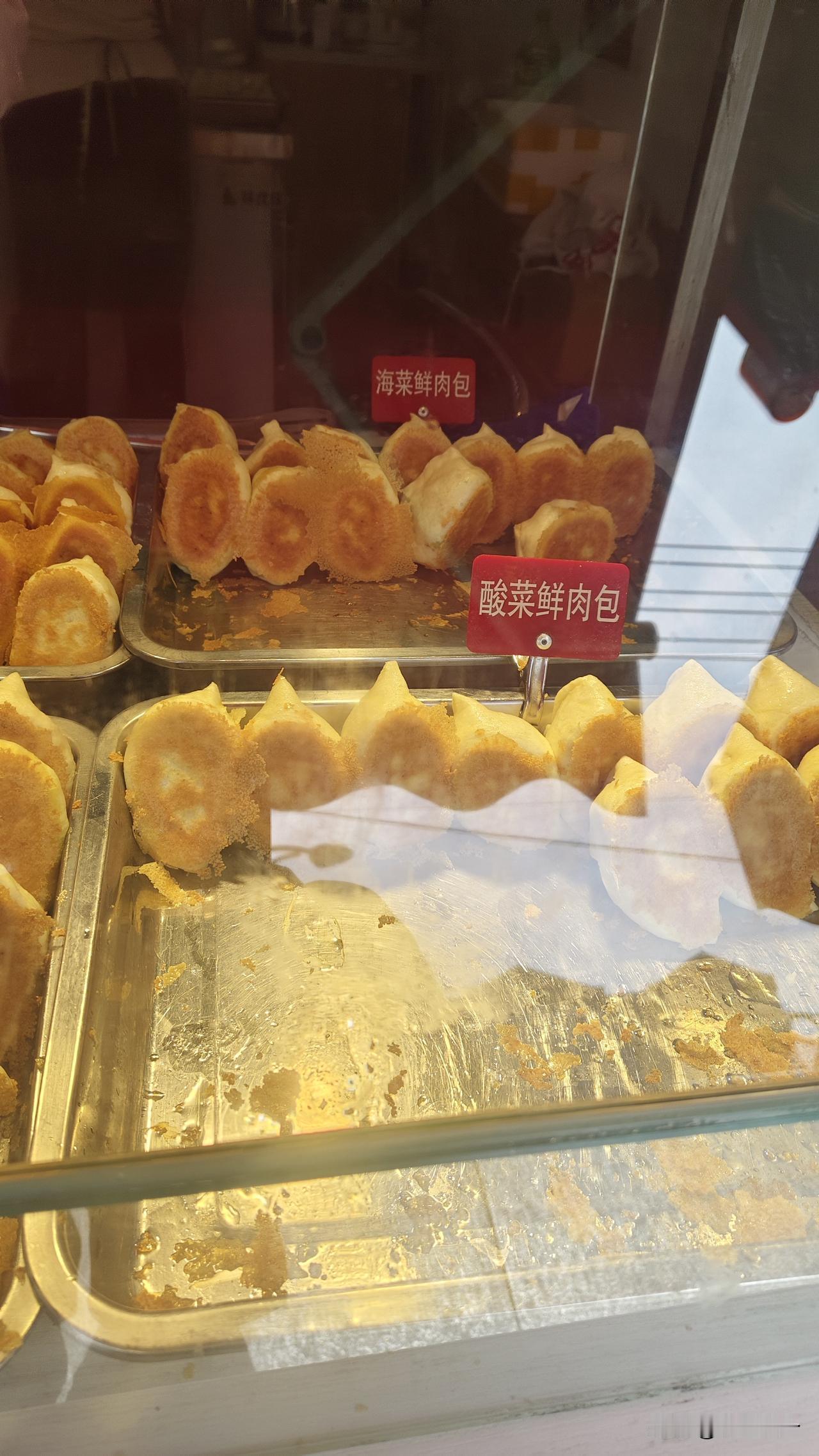 只要看到水煎包不管实际买不买肯定都会停下脚步端详一会，这不西山水库道边开了一家店