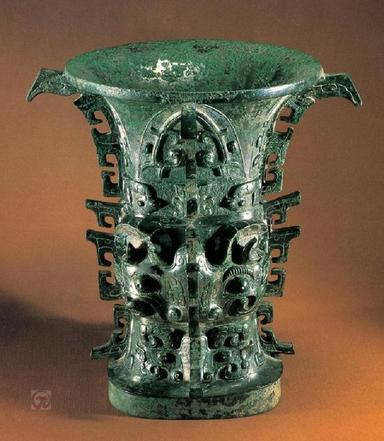 1975年，一顶铜樽正要被送往日本展览，装箱前，专家马承源出于热爱，伸手在内部摸