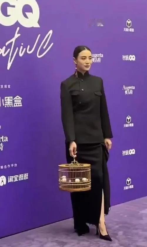 宋佳这次尝试的新中式风格，感觉有点奇怪，不太搭调，上半身中山装，下半身旗袍，妥妥