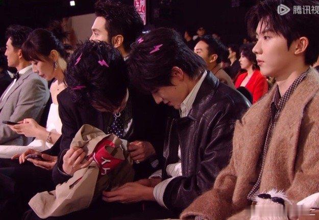 我他妈都要笑炸了这两个人 