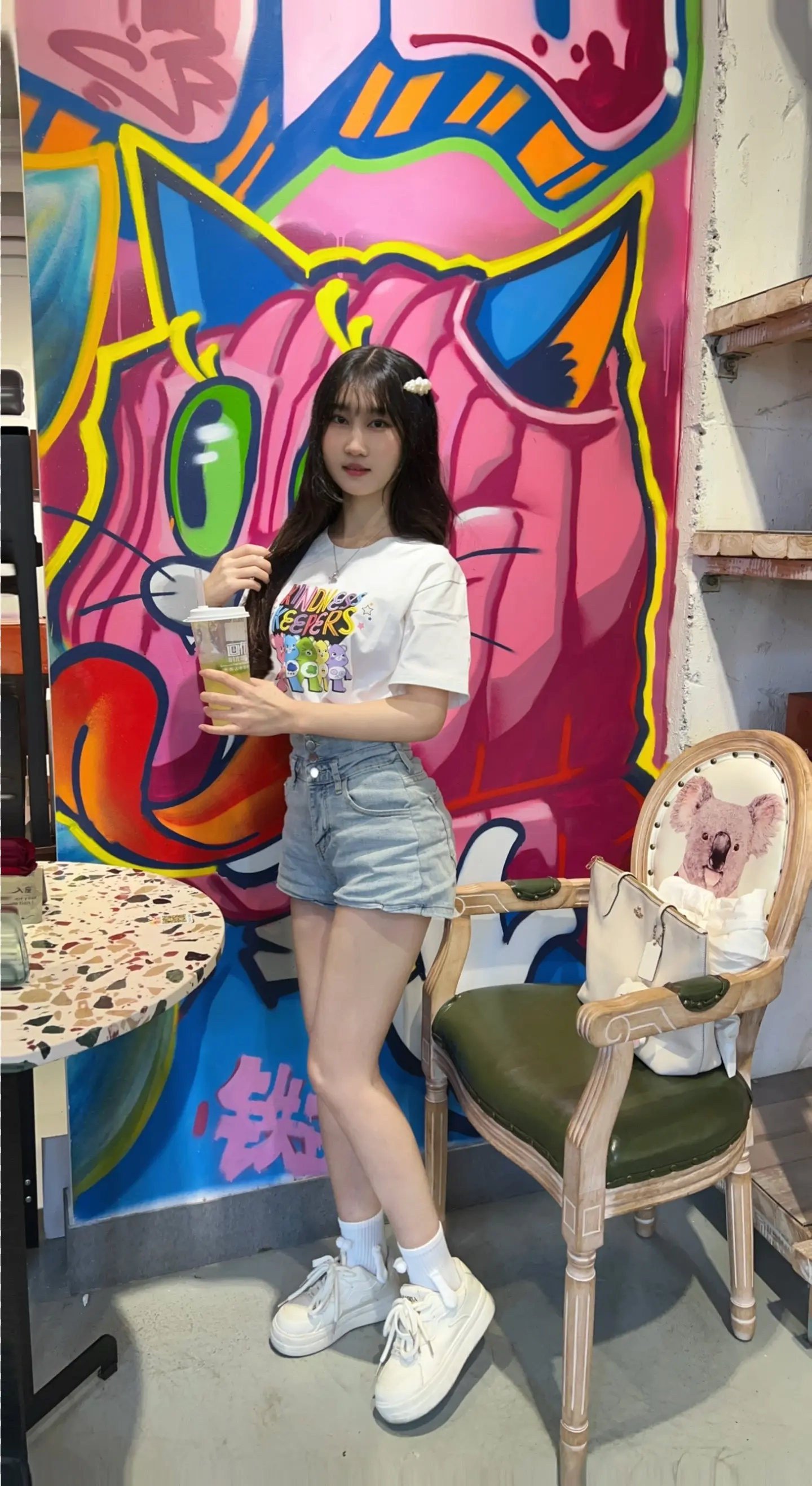 大芬油画村画画日常🎨和大芬油画村有名美术家聚集一起，颁发大芬推荐官牌...