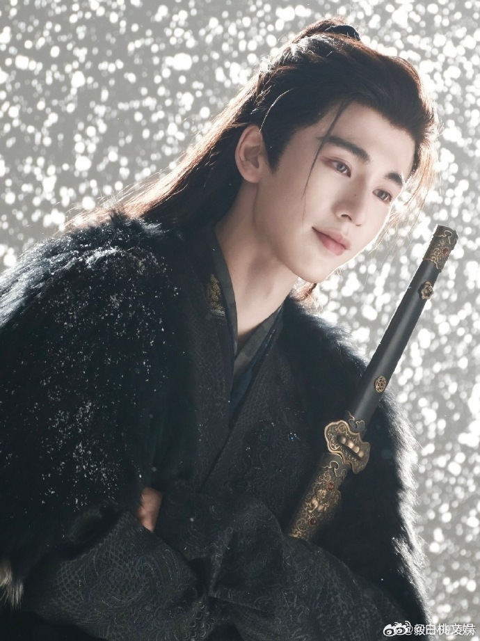 谢征快马执刃赤心守家国张凌赫逐玉明天见 眉眼如刃，衣袂生风。谢征以快马执刃之姿守