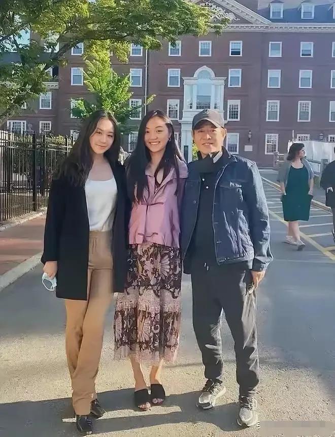 图中是李连杰和他的两个女儿在一起，从中看出，两个女儿完全遗传了父亲的基因，母亲的