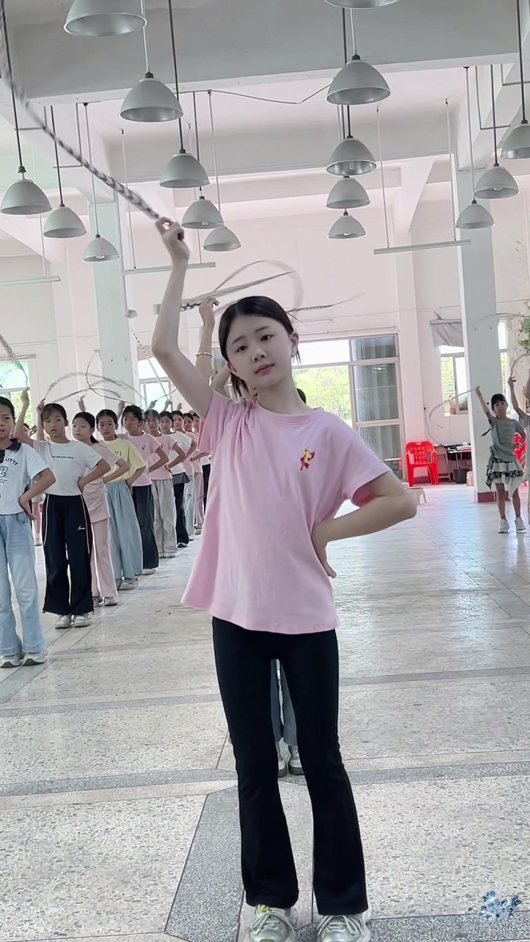 ✨软乎乎的小萌娃张熠薇跳着大风车舞蹈，甜度直接超标，灵动的小模样看得人心都化了。