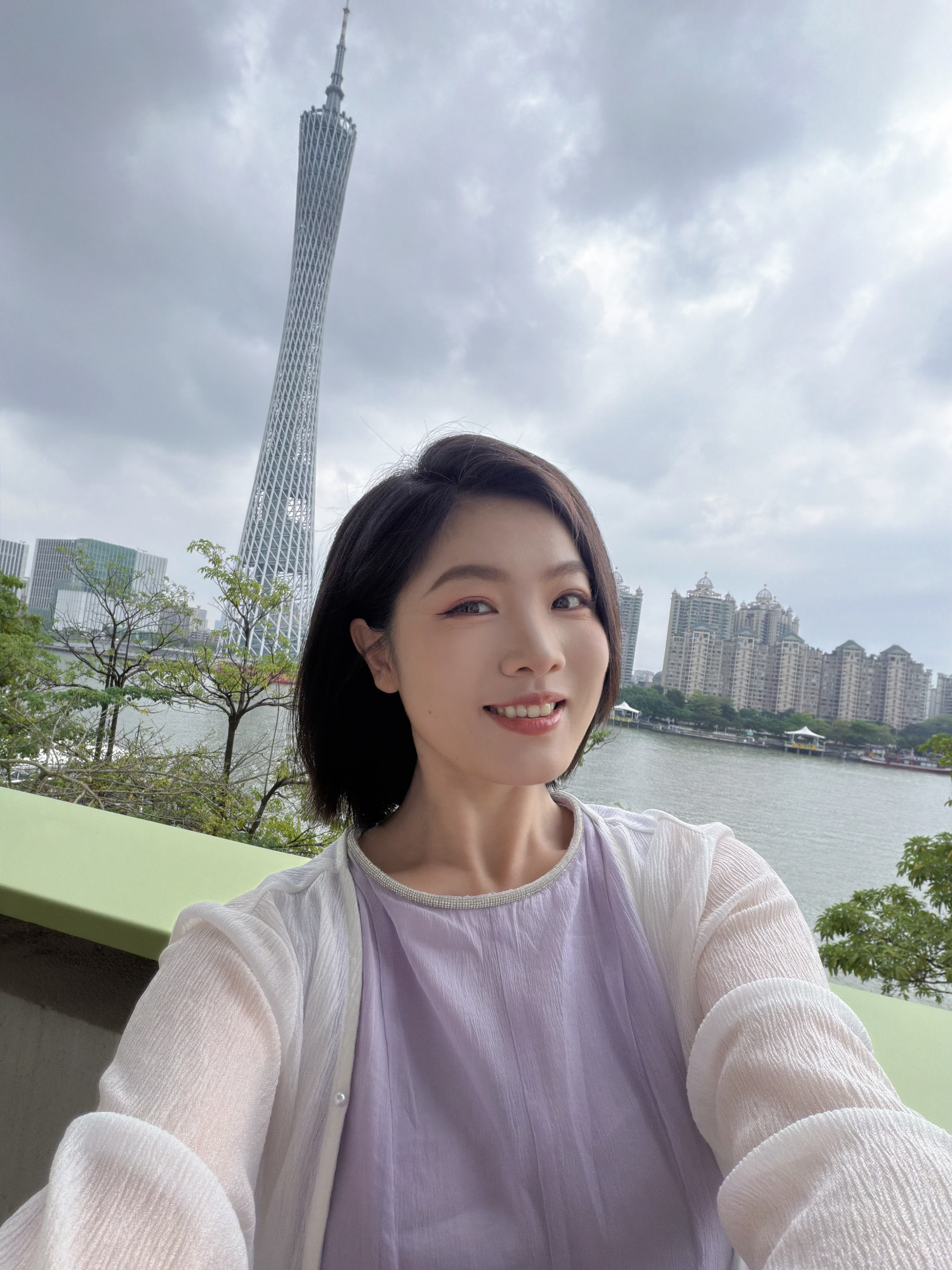 我发现，我的幸福度每天都好高化了美美的妆会觉得开心新买的裙子合身也会觉得开心下午