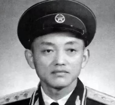 1951年，志愿军的一个团因为没有收到总部撤退的命令被美军包围，就在进退两难之际