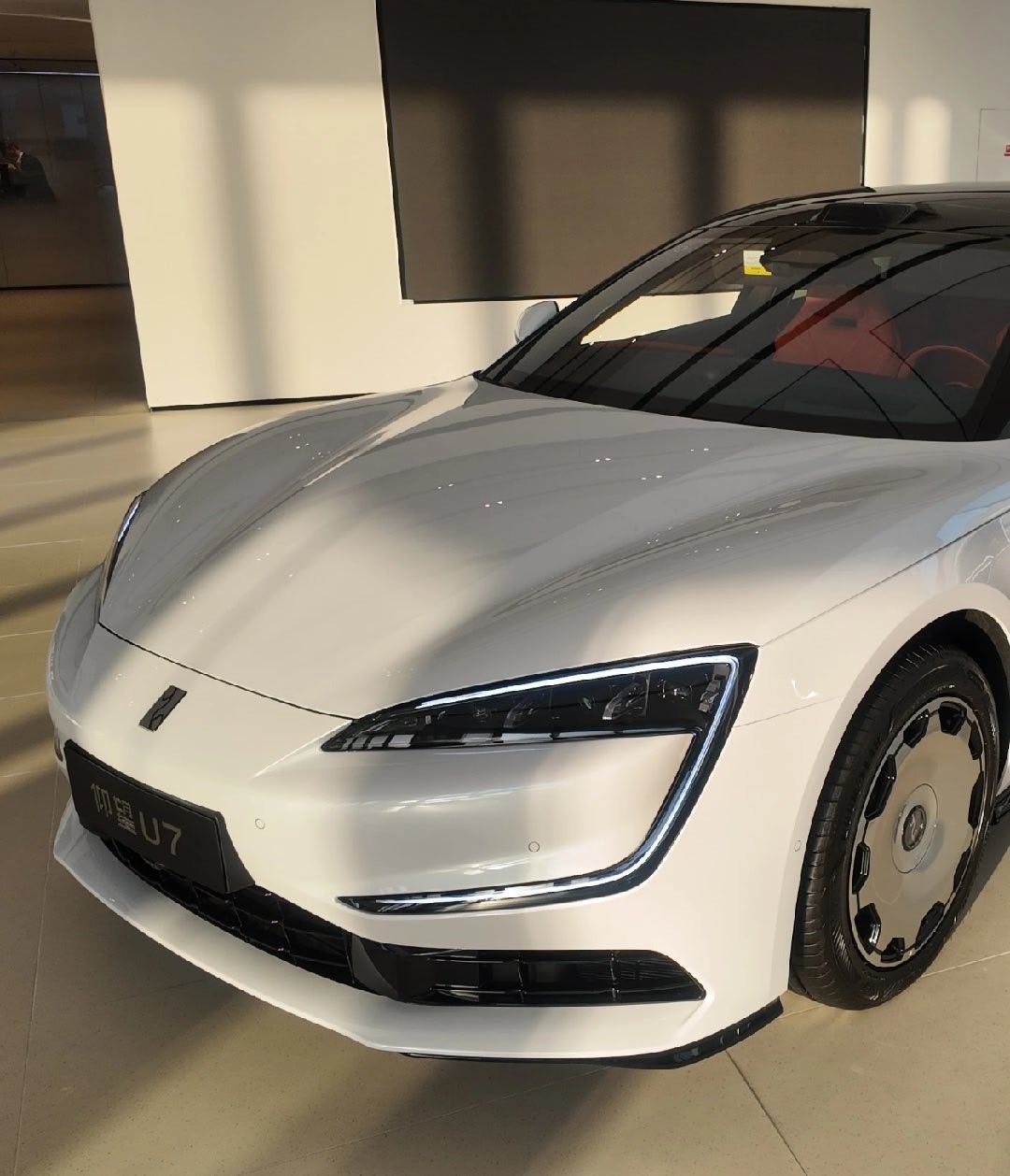 白色的仰望U7 PHEV前脸典雅又犀利