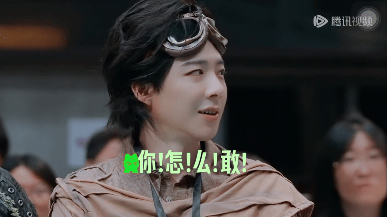 爱玩光剑男孩吃馒头两手拿着像小孩一样