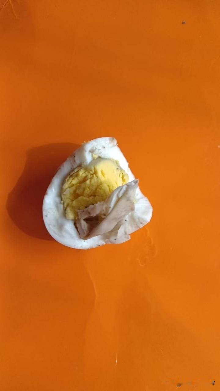 鸡蛋里吃出这东西，变异？
普兰店张大妈，昨天煮了四个鸡蛋，今儿早晨打开一个一看，