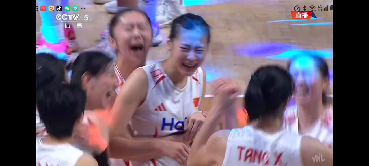 随着女排9号队员王奥芊的扣球成功，中国女排在决胜局15:13险胜美国。这样中国女