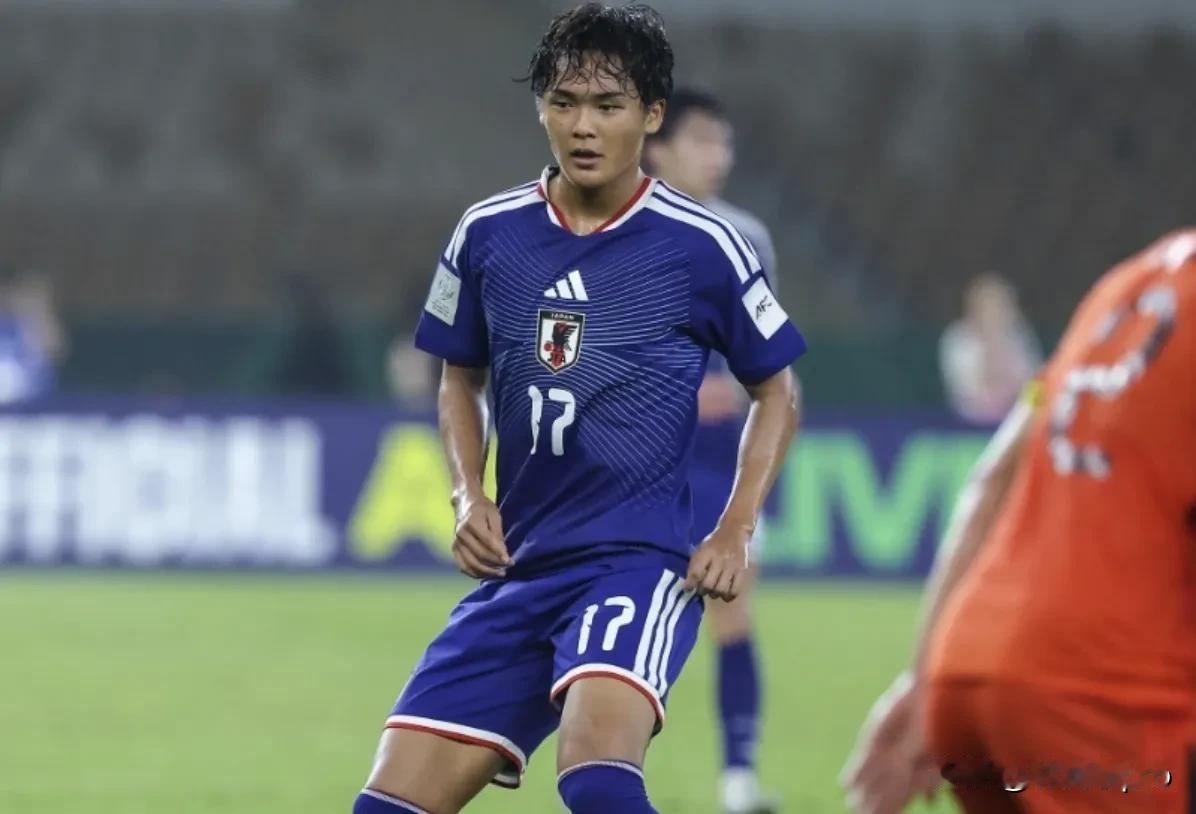 U23亚洲杯决赛的比分有些刺眼——日本队4-0战胜中国队，成功卫冕。赛场上一边是