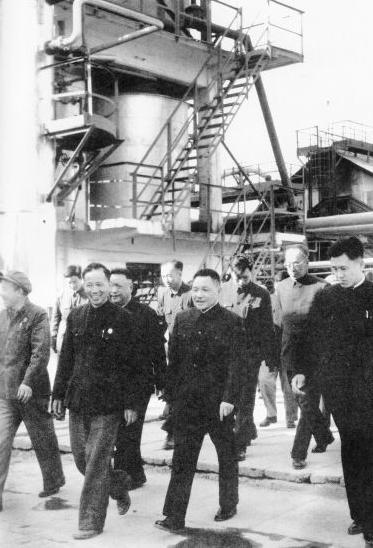 1964年4月，邓小平视察兰州504厂，一家对外绝密的铀浓缩工厂，在车间角落，他