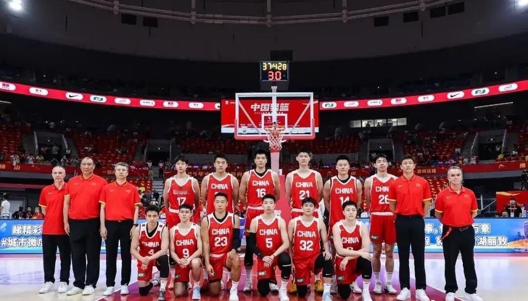 中国男篮公布了今天晚上对阵卡塔尔的比赛名单，后场由赵继伟、胡明轩领衔，派出四大锋
