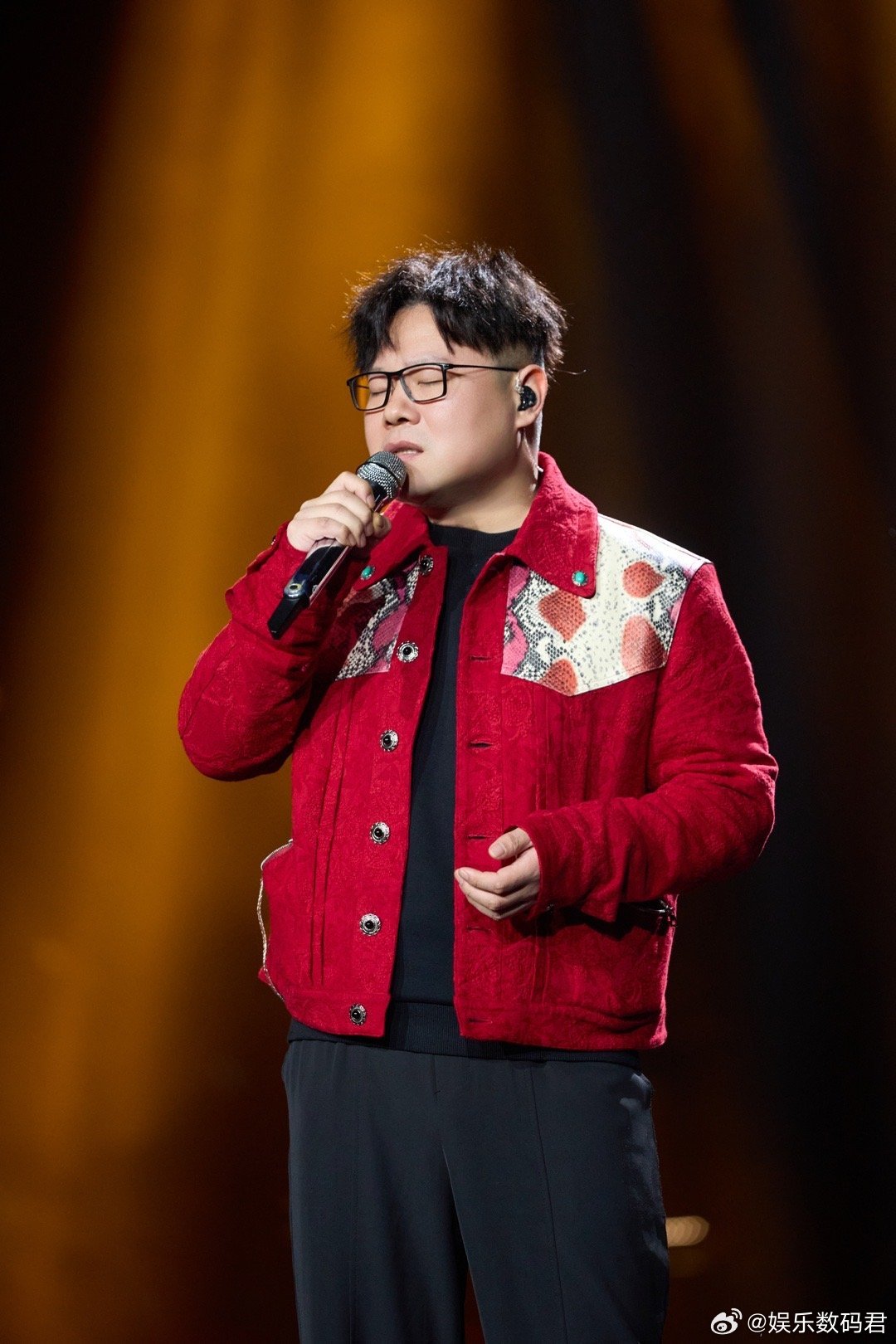 岳云鹏怎么走爱豆路线了 谁还说岳云鹏只是相声演员？西安演唱会美式前刺头配红夹克，