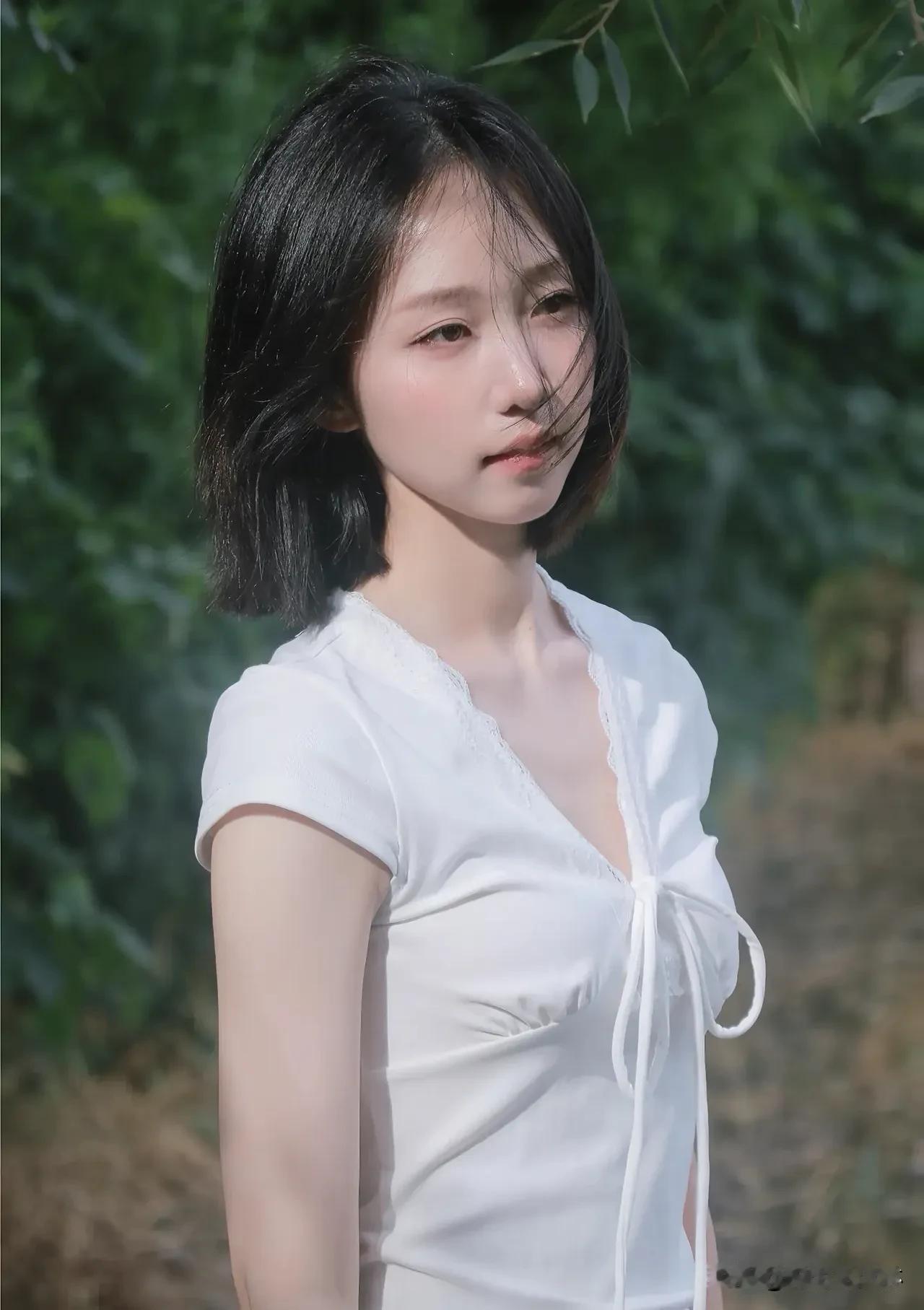 模糊滤镜下的她，  
藏着故事感的温柔。  
朦胧不是距离，  
是自带氛围的独