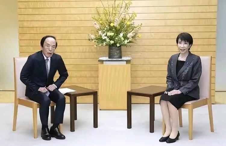 背负天量债务还要硬着头皮加息，日本央行这步棋，处处充满矛盾。

日本央行行长植田