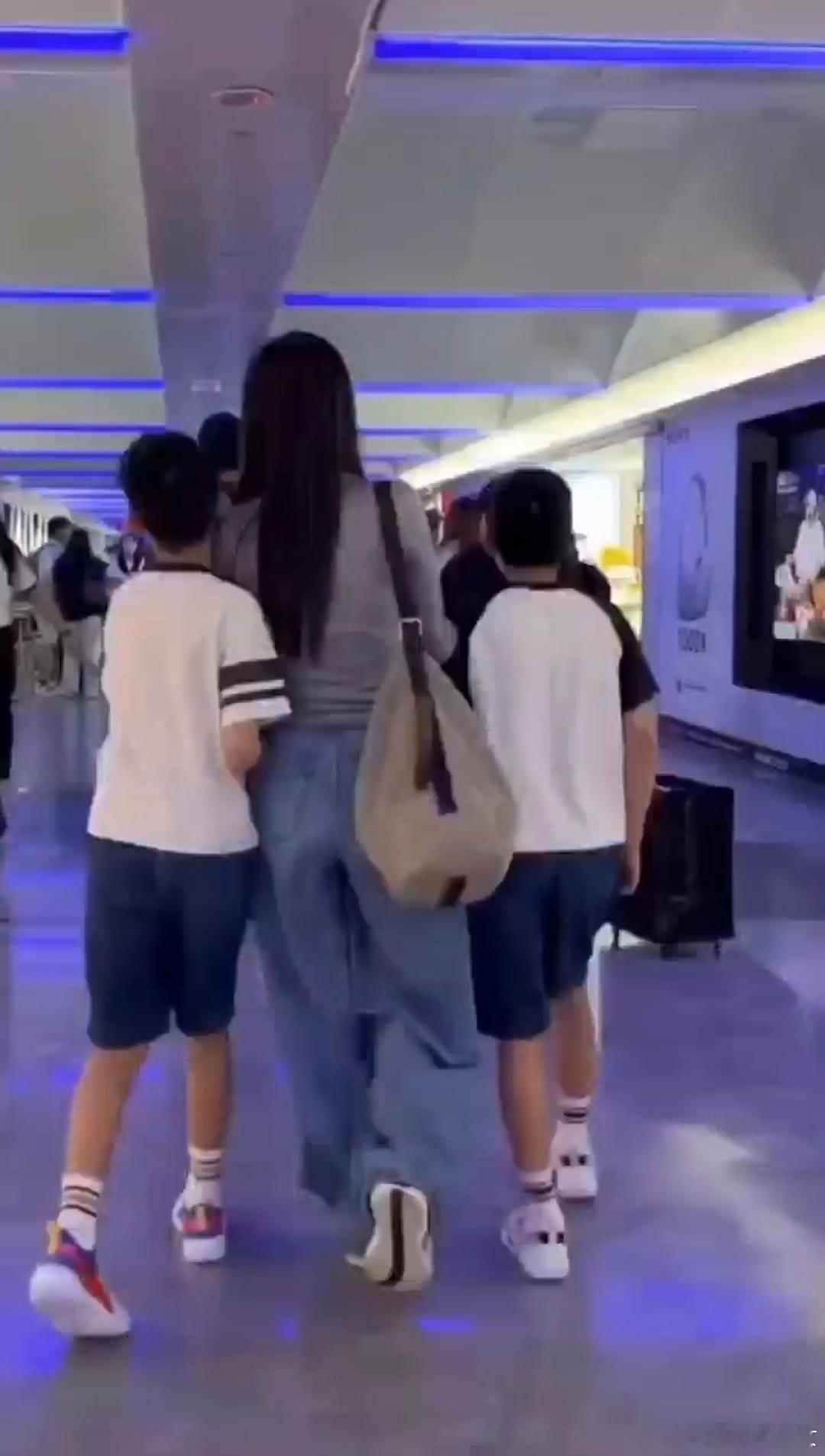 范玮琪带双胞胎儿子去马来西亚范玮琪双胞胎快赶上妈妈个头了 范玮琪一家出发马来西亚