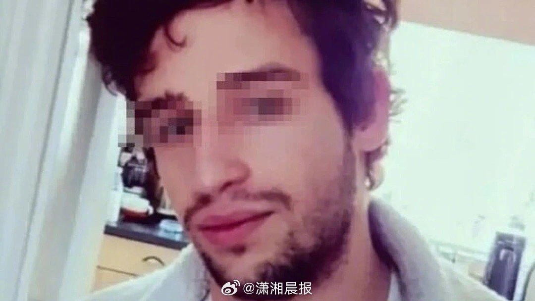 【#英男子失踪一年双脚遗骸冲上不同海岸#】近日，媒体披露英国一名21岁男子离奇失