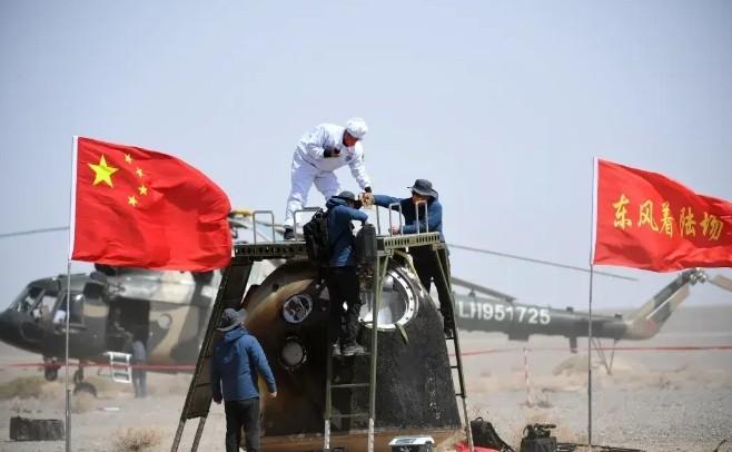 神舟十八号的成功飞行，展现了中国在航天领域的卓越成就。这不仅是对科技的挑战，更是