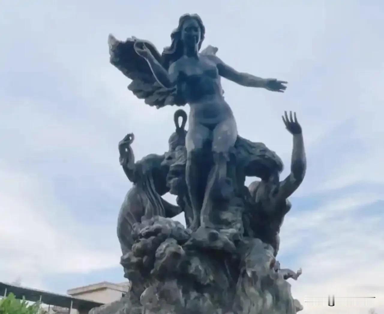 精卫填海雕塑做成外国天使形象，网友吵翻了

江西吉安4A景区庐陵文化生态园，精卫