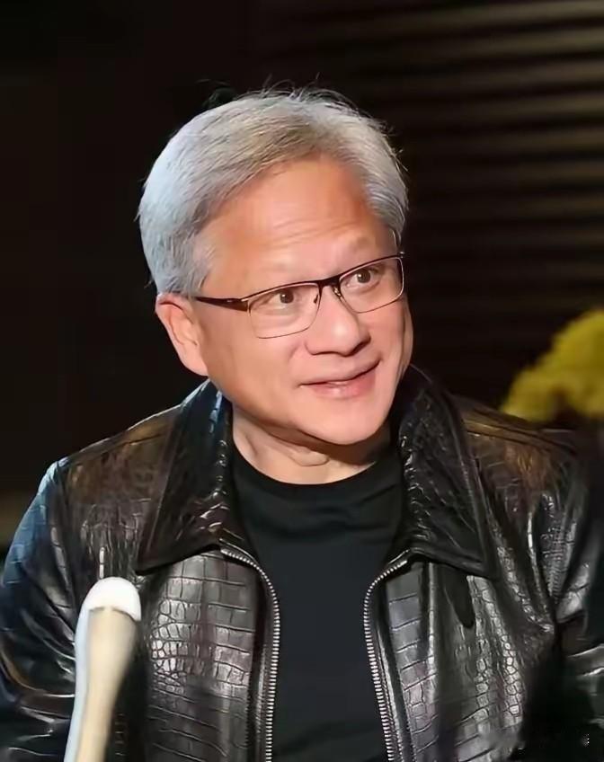 大家发现了吗？黄仁勋越来越不对劲了。他都已经63岁了，却变得越来越活跃了。按说这