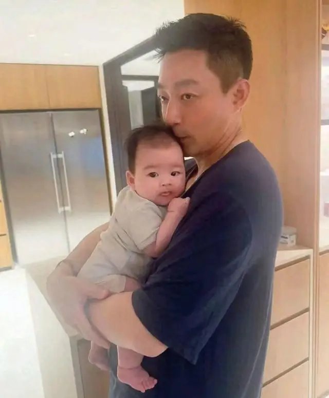 筱梅晒家庭照！小菲抱小儿子满脸宠溺！兰姐和亲家约饭，关系融洽 