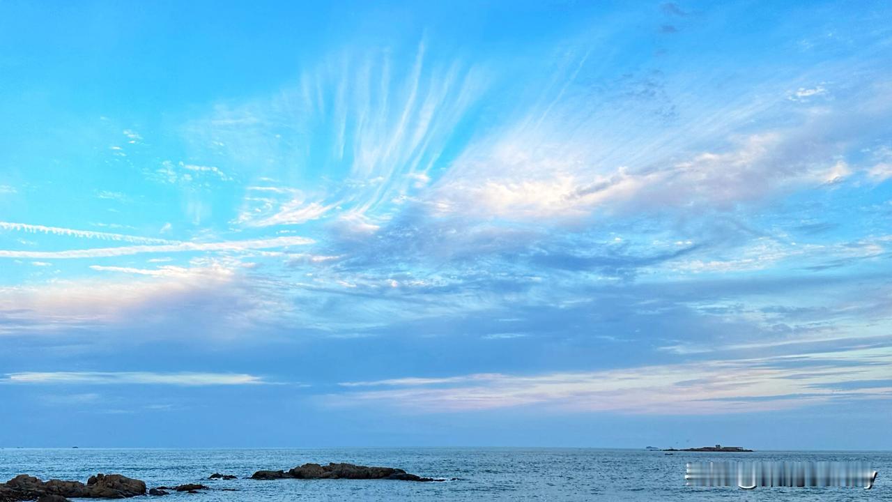 #发一张你去海边的照片看看#

海天一色