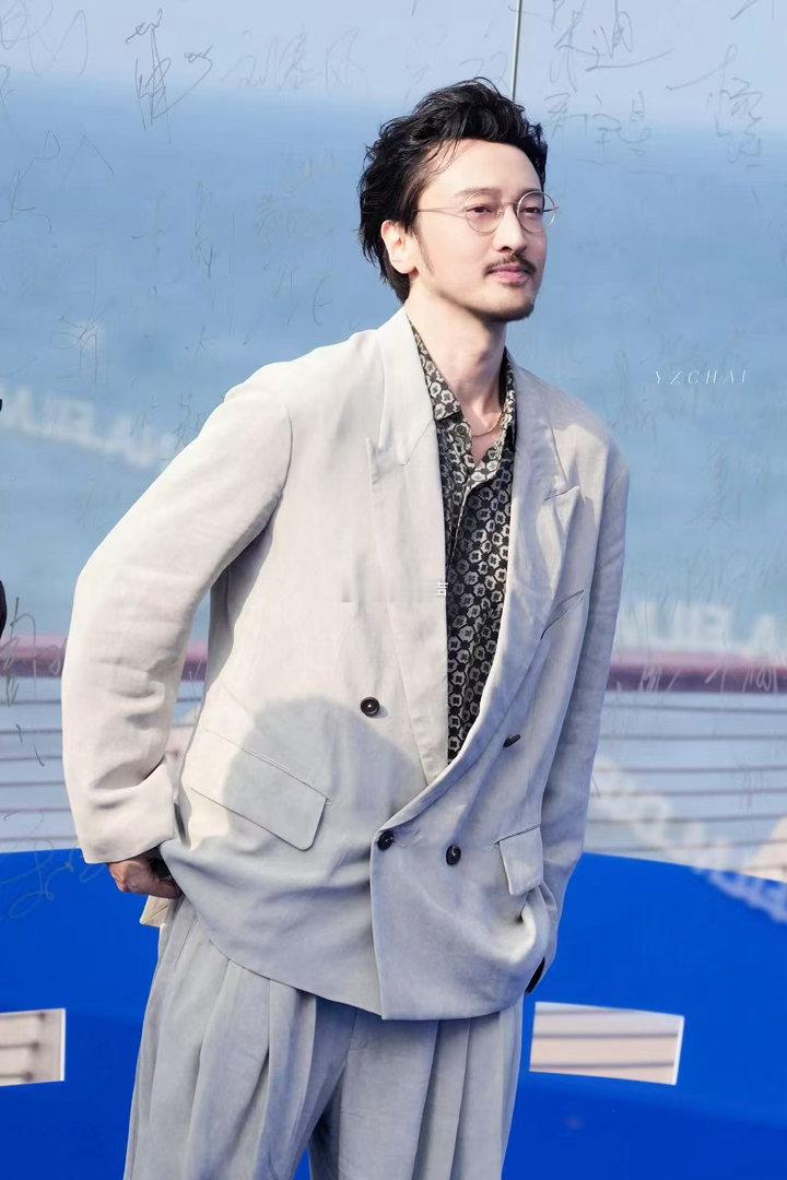 王传君鞠躬式饭撒获赞内娱少见的鞠躬型艺人实锤！一次弯腰胜过千言万语，期待后续更多