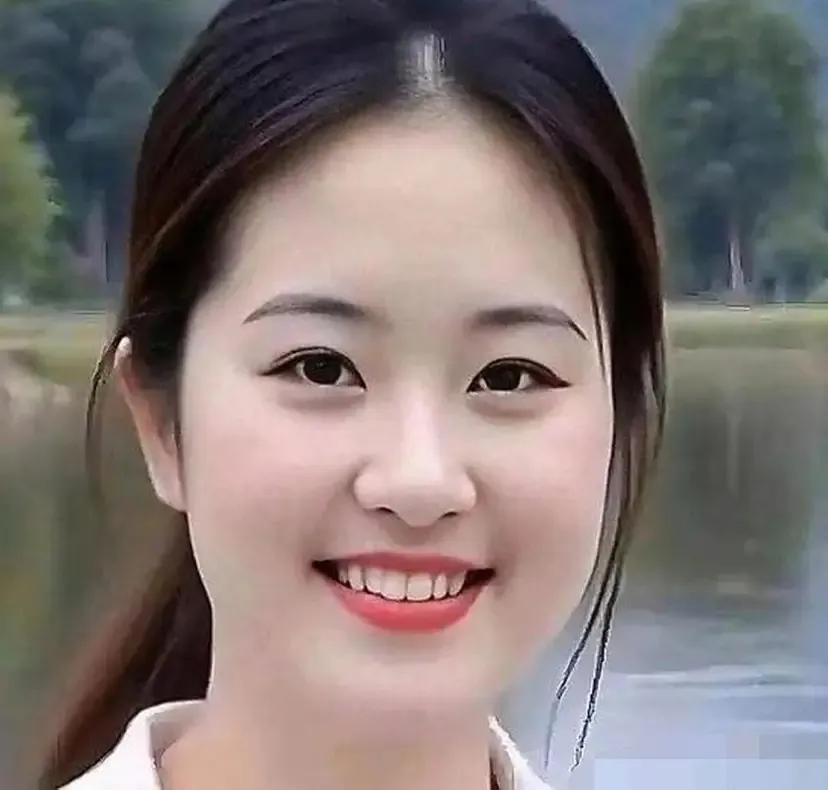 一位长相清秀的女大学生去上海面试。面试官问她：“1000个山是什么字？”
女生马