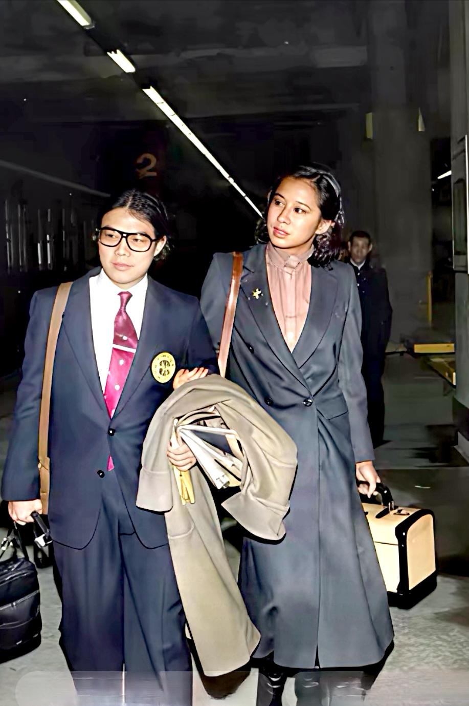 这是朱玲玲与霍震霆年轻时照片。朱玲玲年轻时以‌端庄大气、气质高雅‌及出众美貌闻名