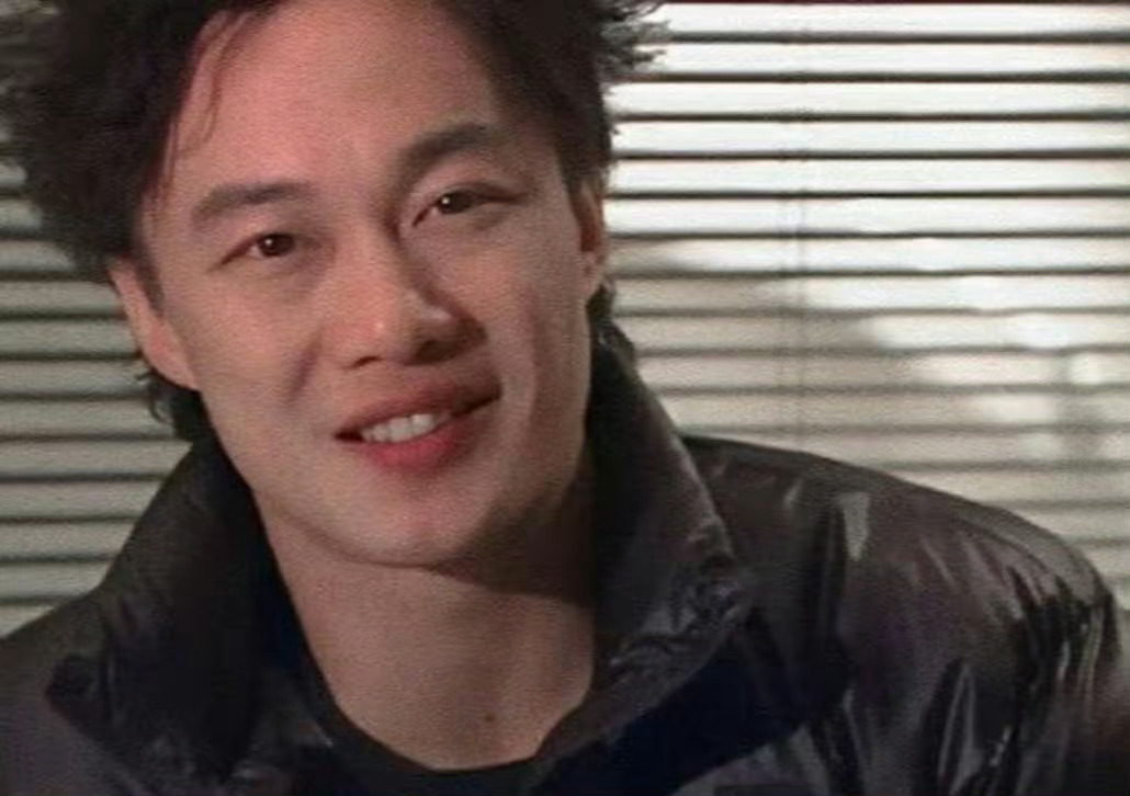 他的每一首歌都如同锋利的箭矢，直击听众内心深处，那种情感的杀伤力，真的只有经历过