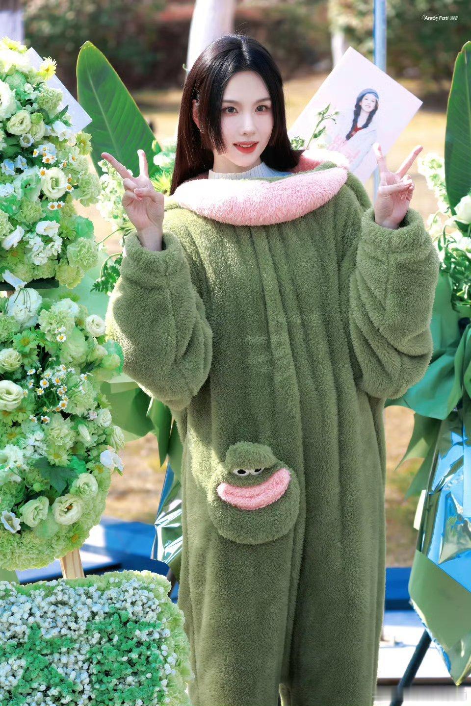 陈都灵《今天也没变成玩偶呢》开机应援路透，哈哈哈穿玩偶服好抽象，太可爱了！ 