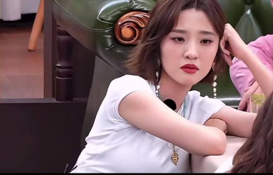 #郭京飞曾说李小冉背后有很多的无奈#
在《不想睡的星期五》里 
在玩游戏的时候抽牌 
李小冉抽到了一