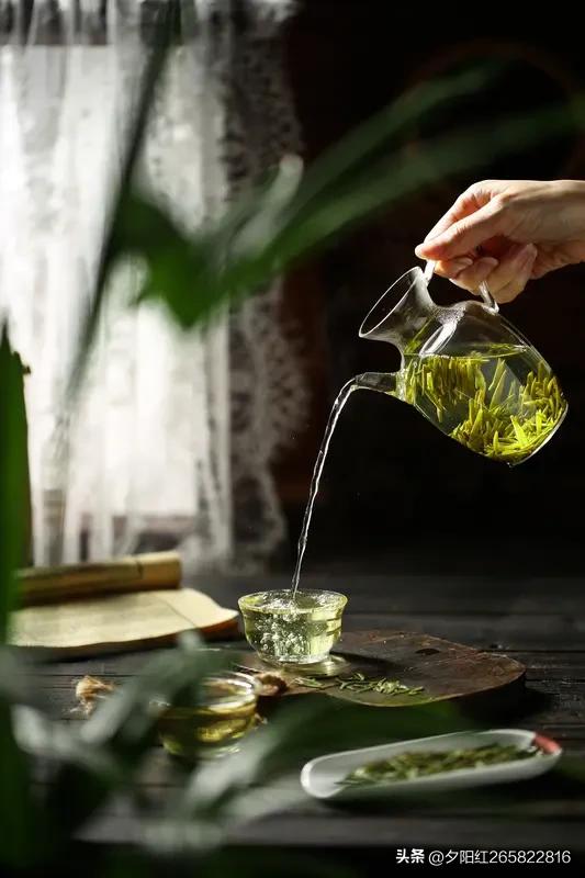 上联:酌世间佳酿
下联:品天下好茶