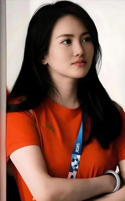 1995年，奥运冠军陈若琳被亲生父母抛弃，被舅舅养大，当她斩获22个世界冠军后，