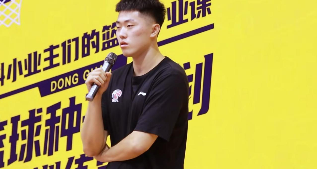 张皓嘉措手不及！
广东男篮休赛期又有新动作。据广东媒体人透露，前吉林男篮锋线杨腾