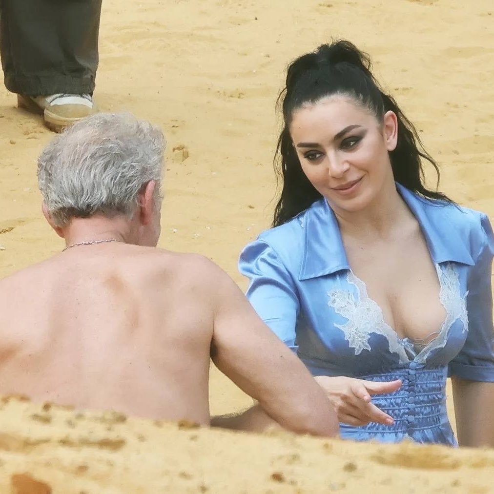 Charli xcx 与 Vincent Cassel 在「Camera」MV 