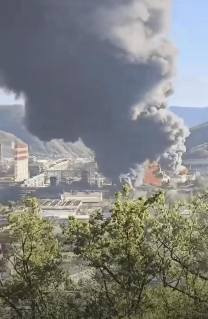 ​俄罗斯再次遭到巨大的袭击，损失惨重。俄罗斯的图阿普谢炼油厂惨遭乌军无人机袭击，