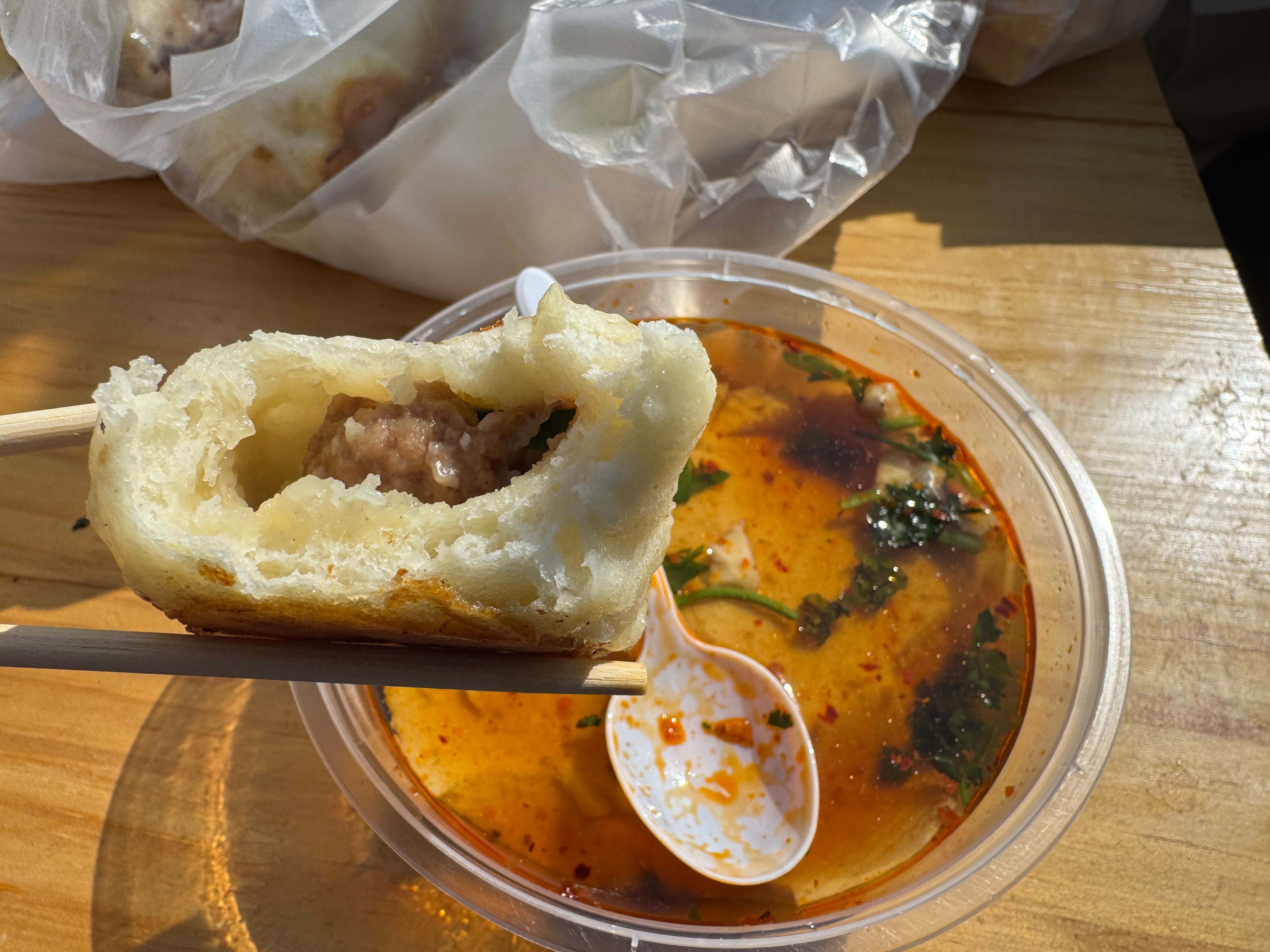 打卡山东青州。很少有机会吃路边摊，刚刚在一家包子铺的路边座位，吃了牛肉包子、豆腐